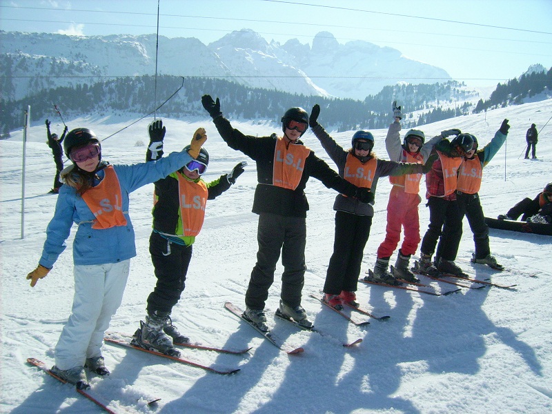 Groupe d'ados en colonie de vacances de ski