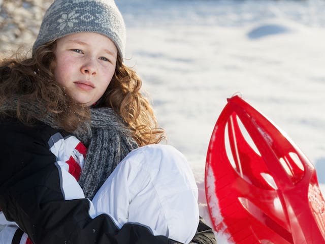 Portrait d'une jeune fille faisant des raquettes à neige