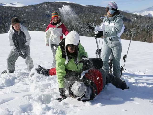 Bataille de boules de neige entre enfants