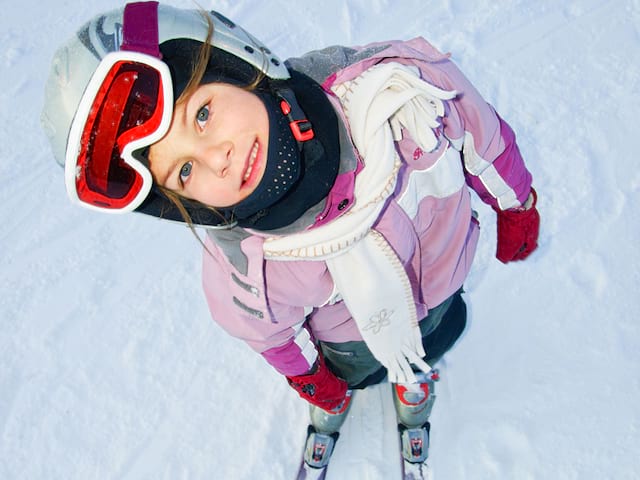 Portrait d'un enfant faisant du ski de fond en colonie de vacances