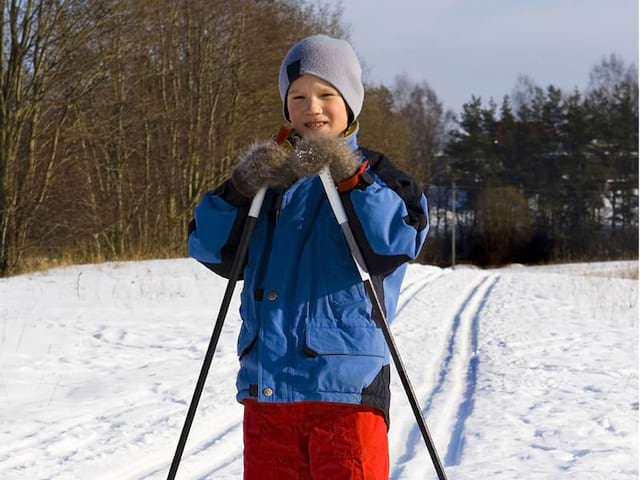 Enfant apprenant à skier en colo 