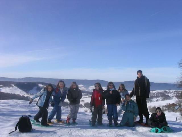 Groupe d'enfants de 9 ans en colonie de vacances à la neige