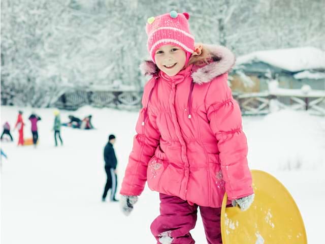 Enfant faisant de la luge 