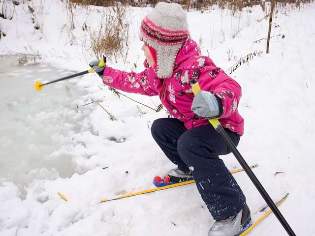 Enfant apprenant à skier en colonie de vacances