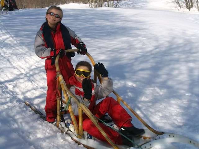 Enfants en balade à traîneaux en colonie de vacances