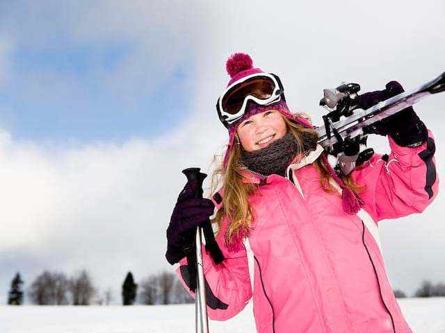 Portrait d'une jeune fille à la neige