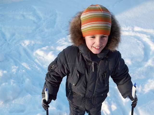 Enfant sur les pistes de ski en colo