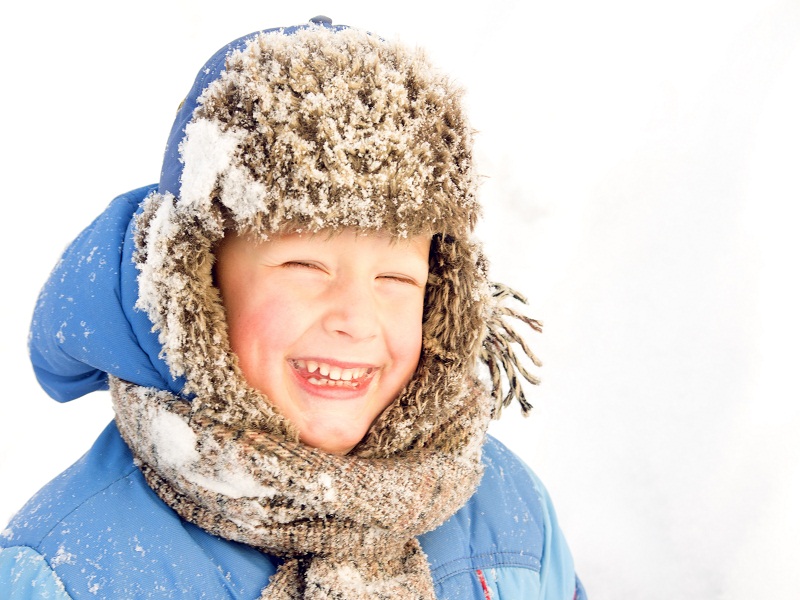 portrait d'un enfant en colonie de vacances sous la neige