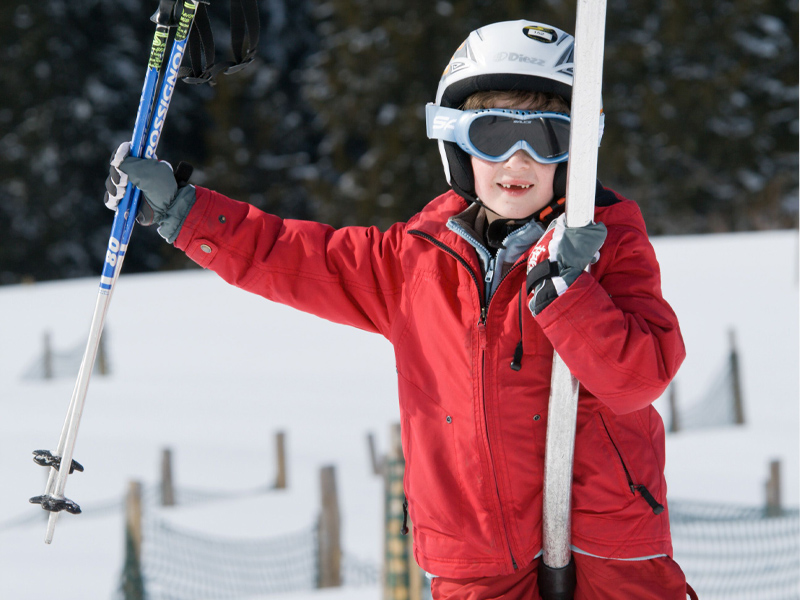 enfant apprenant à skier en colo