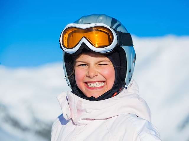 portrait d'une jeune fille sur les pistes de ski 