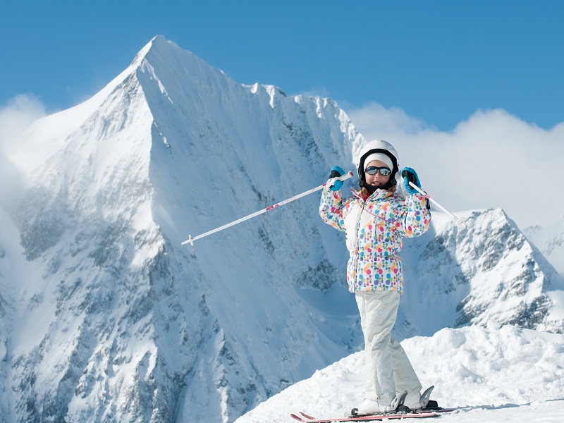 jeune fille sur les pistes de ski ayant appris à skier en colo