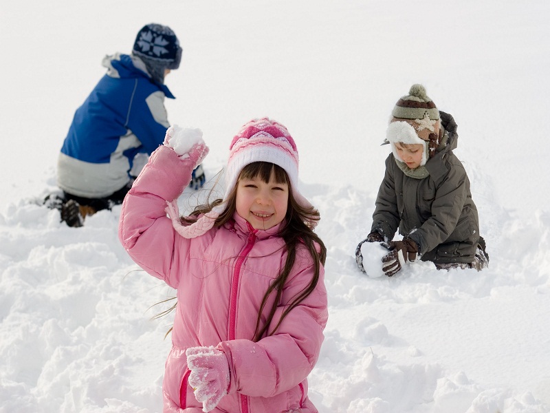 enfants jouant avec la neige en colonie