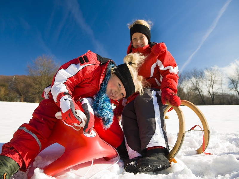 Enfants apprenant à skier en colonie de vacances ski 