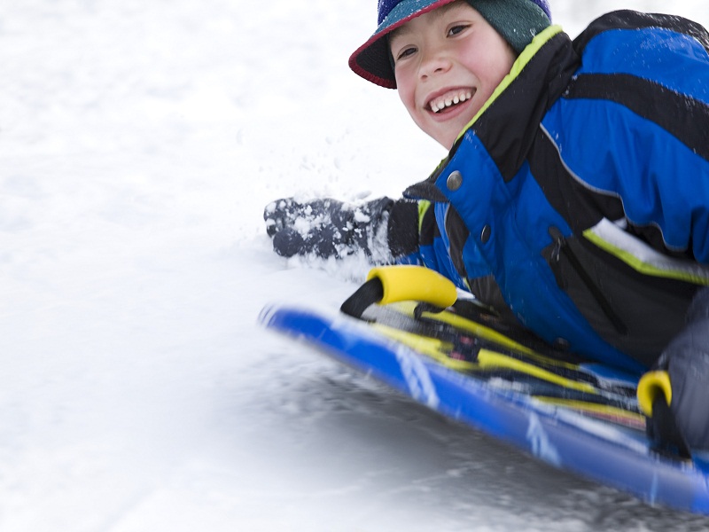 enfant jouant dans la neige en colonie de vacances