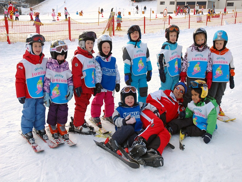 groupe d'enfants apprenant à skier en colonie de vacances 