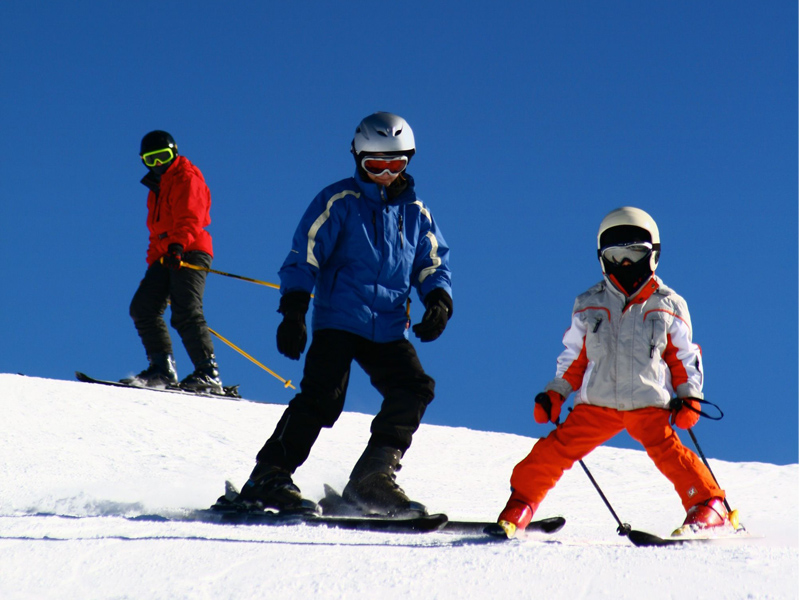 enfants dévalant les pistes de ski cet hiver en colo
