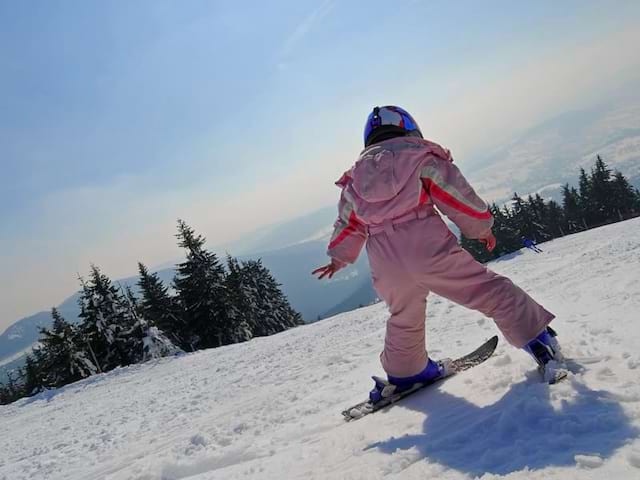 fillette faisant ses premiers pas à ski en colonie de vacances