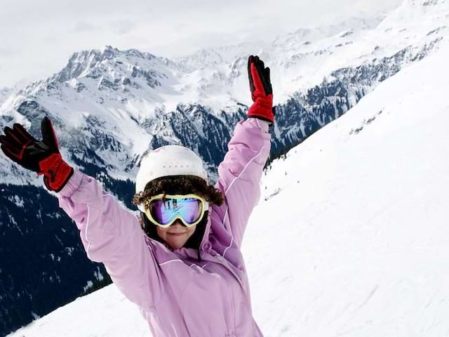 fillette sur les pistes de ski cet hiver en colonie de vacances 