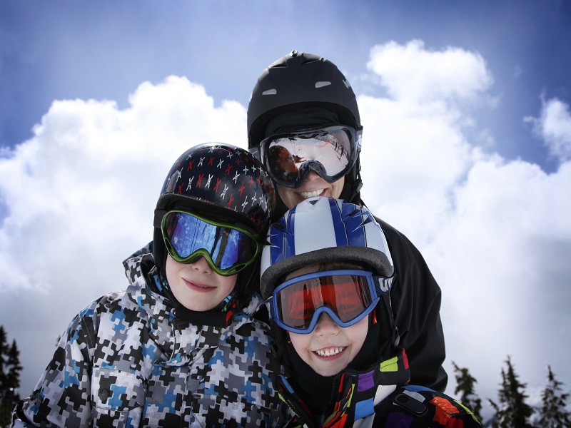 portrait de trois enfants en colonie de vacances à la neige cet hiver