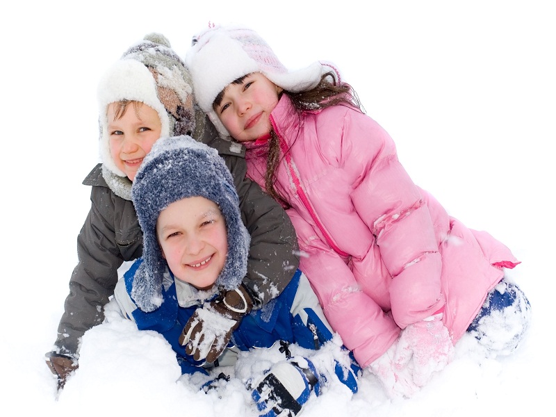 trio d'enfant dans la neige en colonie de vacances