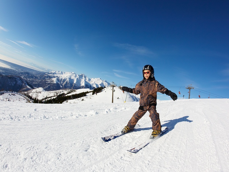 enfant faisant du ski pour la premiere fois en colonie de vacances