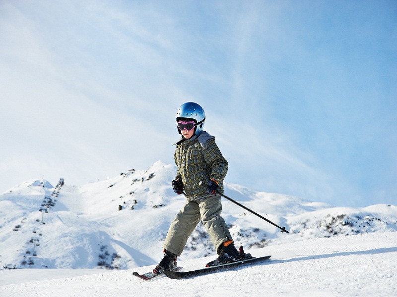 enfant faisant du ski sur les pistes cet hiver en colonie de vacances