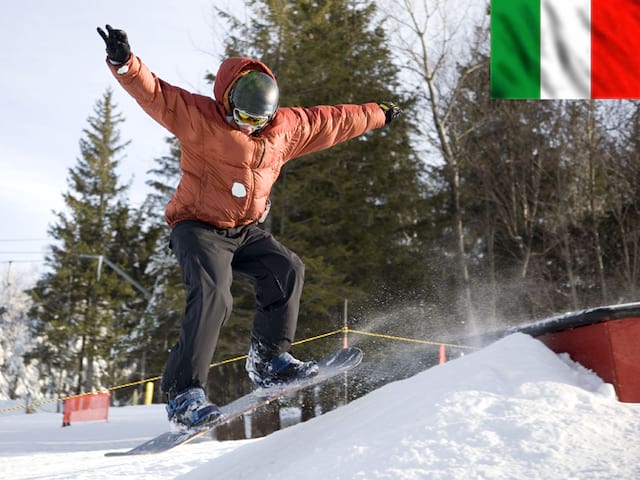 Adolescent en saut à snowboard en Italie