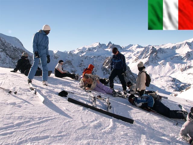 Groupe d'ados assis dans la neige à Bardonecchia en Italie