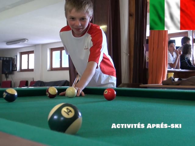 Préadolescent jouant au billard