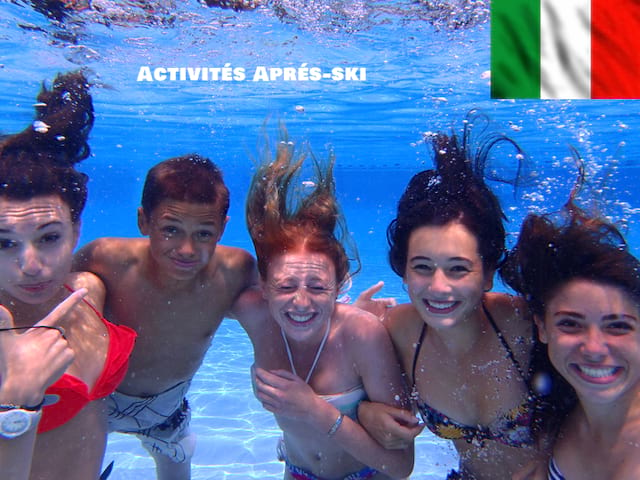 Groupe d'adolescents sous l'eau à la piscine