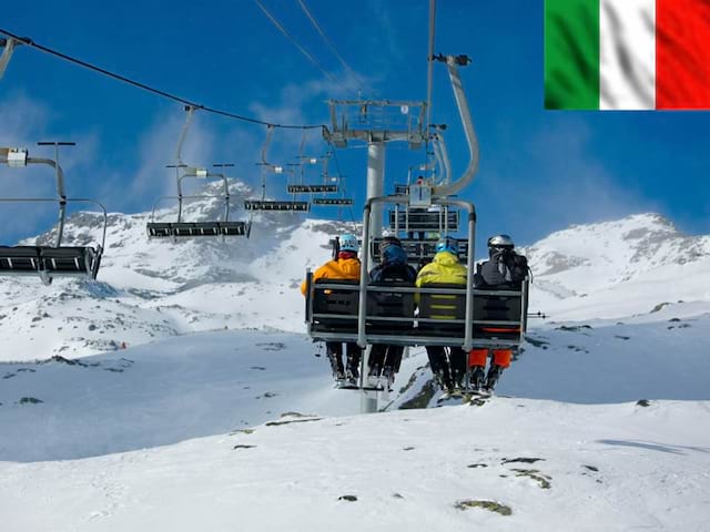 Groupe d'adolescents sur un télésiège en colonie de vacances sur les pistes de Bardonecchia