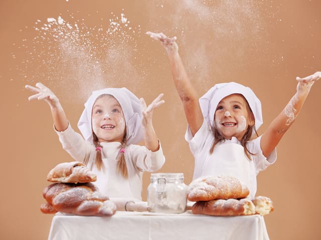 Jeunes filles avec des coques de cuisine 