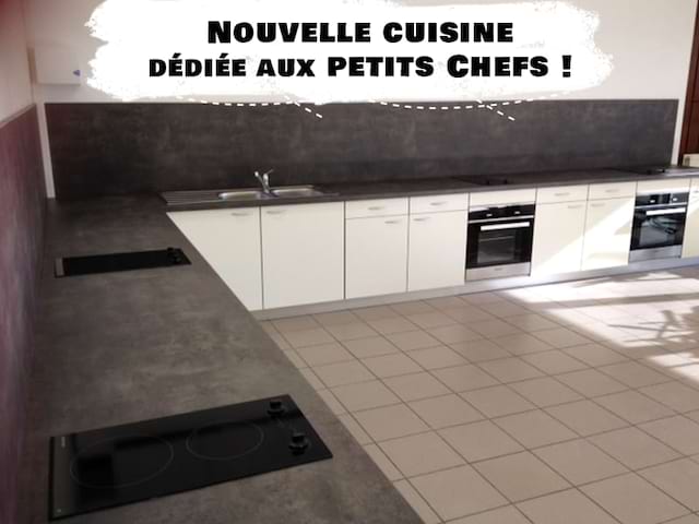 Vue sur la nouvelle cuisine d'un centre de colonie de vacances de Djuringa Juniors