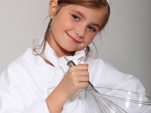 Jeune fille en train de faire un gateau 