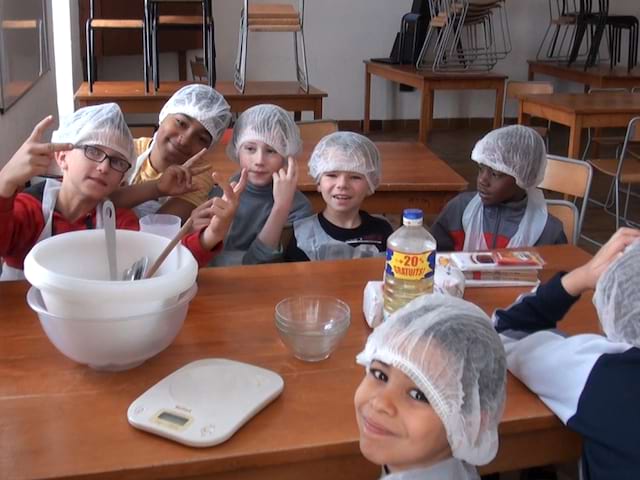 Enfants qui cuisinent en colo