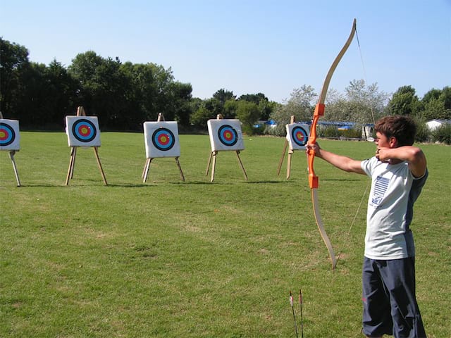 Enfant de 9 ans apprenant à faire du tir à l'arc