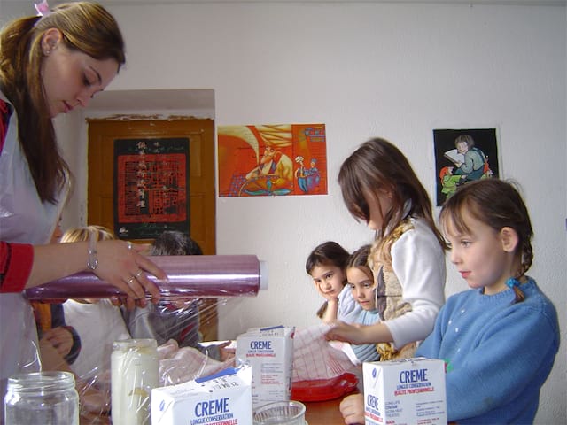 Enfants apprenant à cuisiner en colo