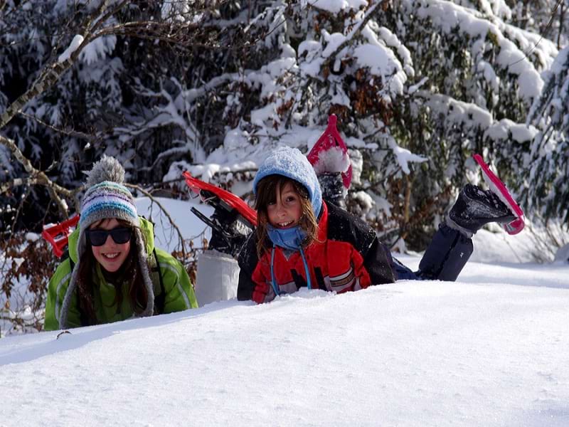 Groupe de préados dans la neige