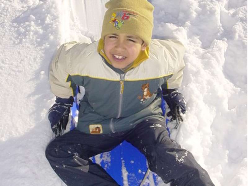 Enfant faisant de la luge en colonie de vacances