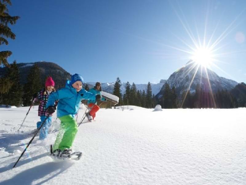 Enfants apprenant à faire des raquettes à neige