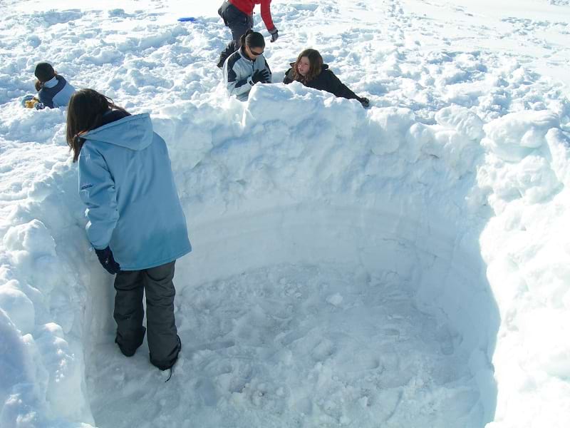 Construction d'un igloo par des enfants en colonie de vacances