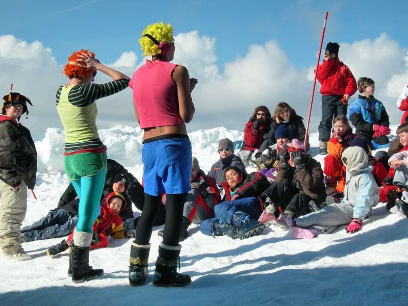 Animateurs de colonie de vacances déguisés sur les pistes de ski