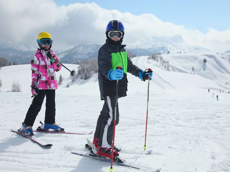 Apprendre à skier en colonie de vacances 