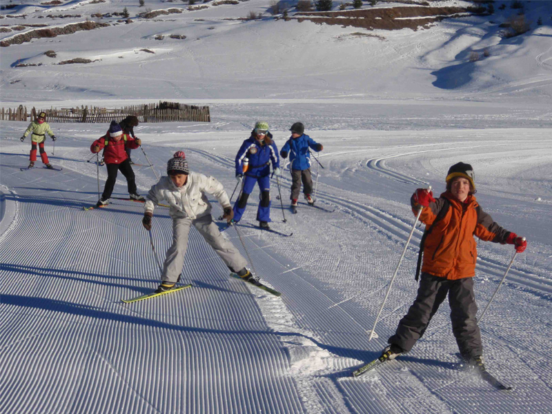 Apprendre à skier en colonie de vacances 
