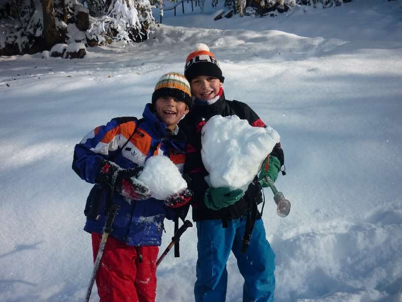 Enfants en colonie de vacances à la neige