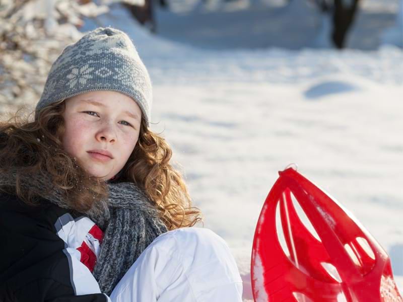 Enfant avec une luge 