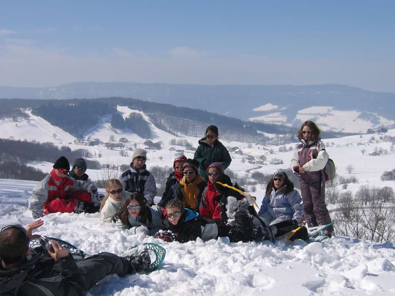 Groupe d'enfants en colonie de vacances à la neige