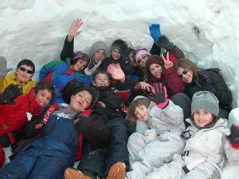 Groupe d'enfants à l'intérieur d'un igloo construit en colonie de vacances