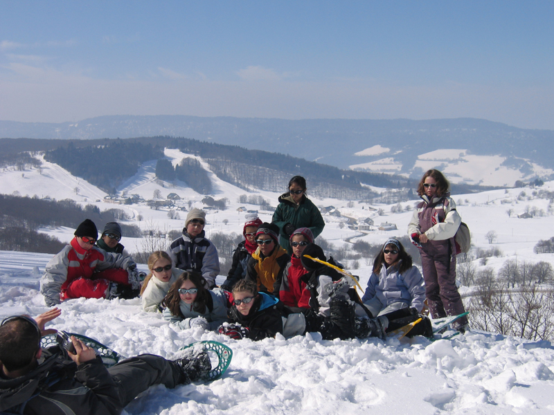 Groupe d'enfants en colonie de vacances à la neige