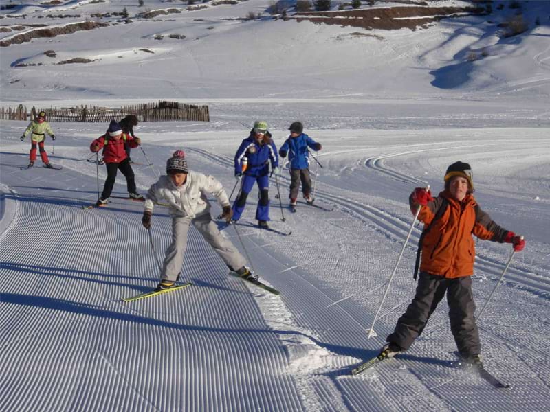 Groupe d'enfants faisant du ski en colo